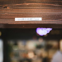 天井の板に頭をぶつける人が多いので警告「頭上注意」の写真