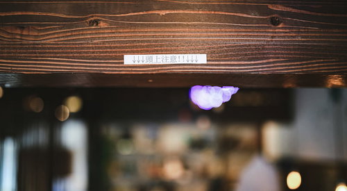 天井の板に頭をぶつける人が多いので警告「頭上注意」