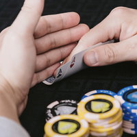 バカラのゲームで初心者がトランプを手にするカジノの場面の写真