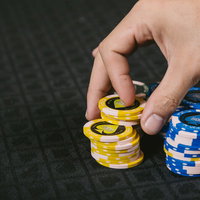 チップを置いてベットする瞬間のカジノゲームの写真