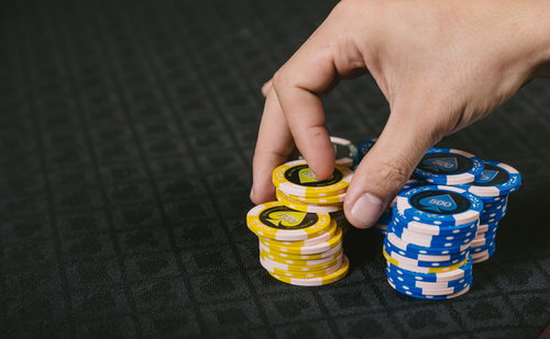 チップを置いてベットする瞬間のカジノゲーム