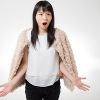 5分早く来たのに遅いとお怒り彼女、両手を広げて訴えるの写真