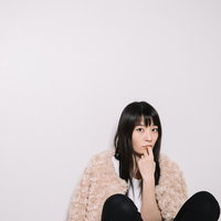 寂しさアッピール、指を咥えて考える女性のポートレートの写真