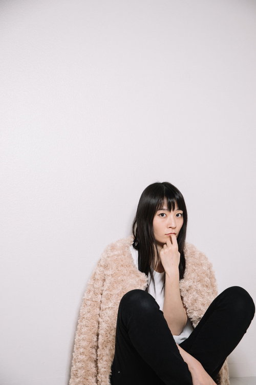 寂しさアッピール、指を咥えて考える女性のポートレート