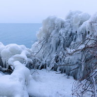 猪苗代湖の湖岸に積もる飛沫氷とつらら、冬の氷結風景の写真