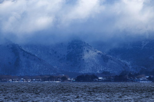 雪化粧した山々が見守る猪苗代湖の冬景色と湖畔の風景