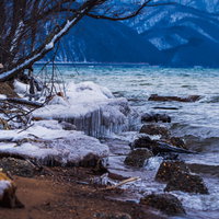 猪苗代湖の湖畔に凍りつく飛沫氷とつらら、冬の氷結風景の写真
