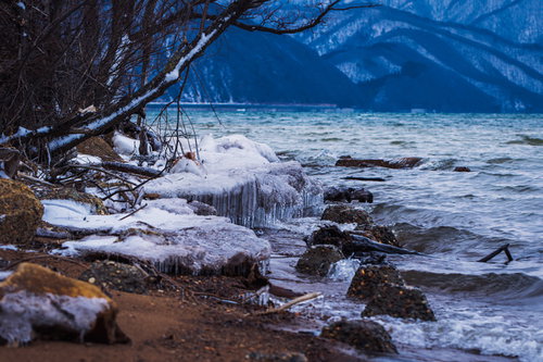 猪苗代湖の湖畔に凍りつく飛沫氷とつらら、冬の氷結風景
