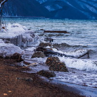 猪苗代湖の湖岸にできた飛沫氷とつらら、冬の結氷風景の写真