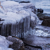福島県猪苗代湖の湖岸にできた冬の飛沫氷とつららの写真
