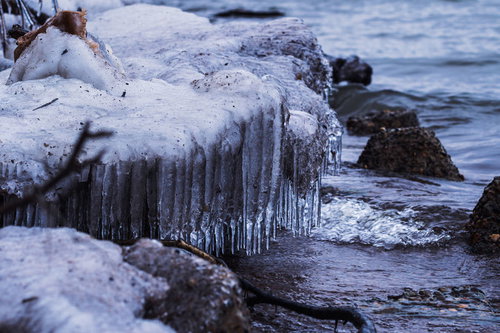 福島県猪苗代湖の湖岸にできた冬の飛沫氷とつらら