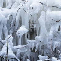 猪苗代湖の飛沫氷に積もる雪とつららの写真