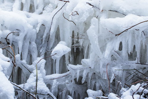 猪苗代湖の飛沫氷に積もる雪とつらら