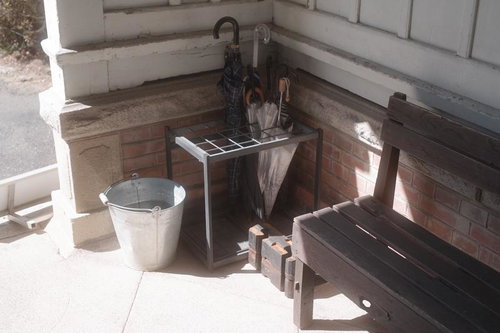 旧遷喬尋常小学校の隅に置かれたバケツと傘立ての数々