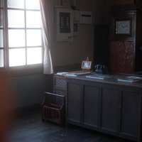 校長室の静けさに残る勉強の跡 旧遷喬尋常小学校の歴史的な学びの空間の写真