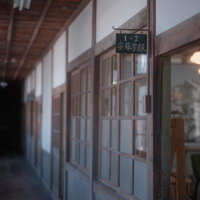 放課後の校舎廊下に掛かる学級表示板と教室札の写真