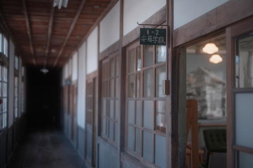 放課後の校舎廊下に掛かる学級表示板と教室札