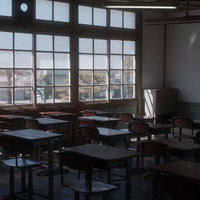 放課後の誰もいない教室の机と椅子 旧遷喬尋常小学校の写真