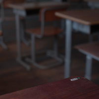 旧遷喬尋常小学校の学習机に貼られた3の4のクラスシールの写真