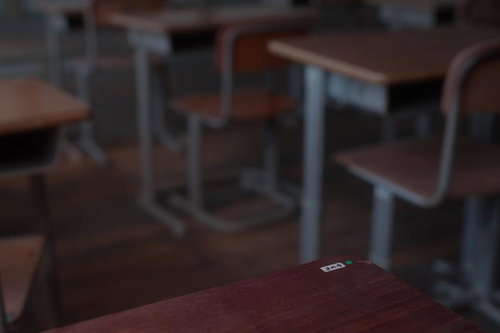 旧遷喬尋常小学校の学習机に貼られた3の4のクラスシール