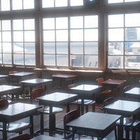 窓から差し込む学びの光、旧遷喬尋常小学校の教室の写真