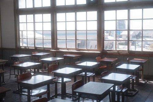 窓から差し込む学びの光、旧遷喬尋常小学校の教室