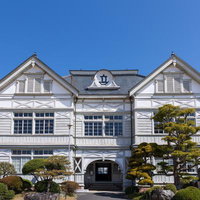 学びの遺産、旧遷喬尋常小学校の白い木造校舎の写真