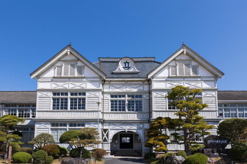 学びの遺産、旧遷喬尋常小学校の白い木造校舎