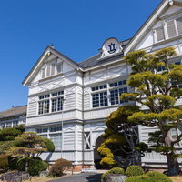 木造校舎の旧遷喬尋常小学校、ルネッサンス様式の洋館の写真