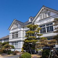 木造校舎の美学を伝える旧遷喬尋常小学校の洋館の写真