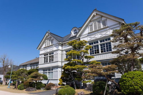 木造校舎の美学を伝える旧遷喬尋常小学校の洋館