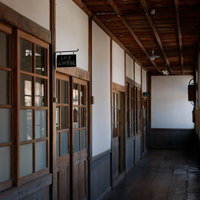 放課後の校舎廊下の静けさ～木造建築の歴史的空間の写真