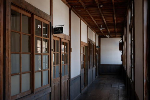 放課後の校舎廊下の静けさ～木造建築の歴史的空間