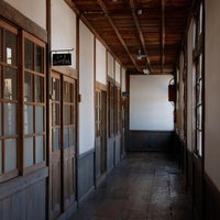 誰もいない学校の廊下、木造校舎の静寂と昭和レトロの風情の写真