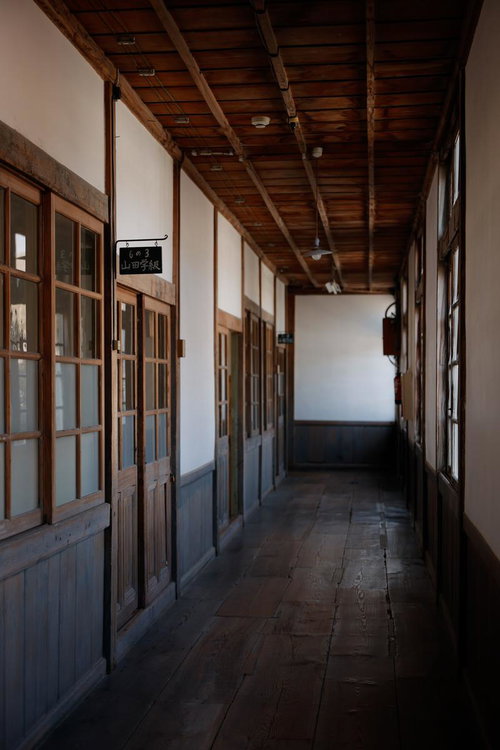 誰もいない学校の廊下、木造校舎の静寂と昭和レトロの風情