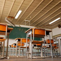 見上げた学習机と教室の物語～旧遷喬尋常小学校の写真