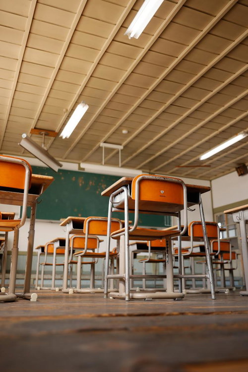 見上げた学習机と教室の物語～旧遷喬尋常小学校