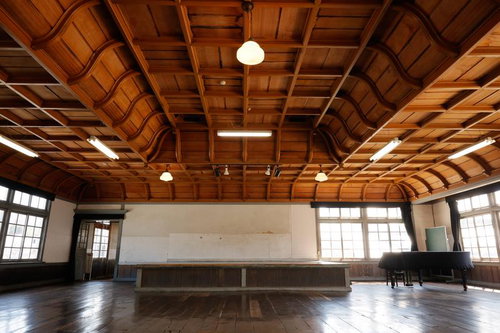 旧遷喬尋常小学校の講堂と折り上げ格天井、ピアノと木製フローリング