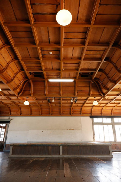 旧遷喬尋常小学校の講堂、格子天井と照明、木造建築