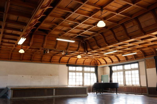 音の調和と共鳴する講堂の木造格天井、歴史的建造物の学校施設