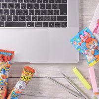 仕事中に小腹が空いたら食べるおやつとデスクワーク用品の写真