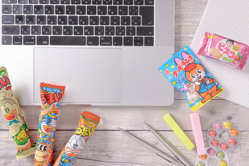 仕事中に小腹が空いたら食べるおやつとデスクワーク用品