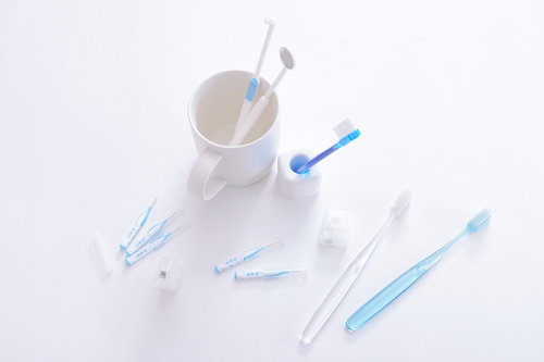 清潔に保たれた歯ブラシと歯間ブラシたちの口腔ケアセット