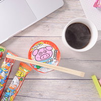 ブタメン食べながら作業する休憩時間、デスクのおやつタイムの写真