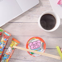 コーヒーとブタメンの周りに散らばるお菓子類とおやつの写真