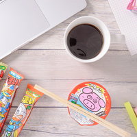 ブレークタイムのコーヒーとブタメン、うまい棒の写真