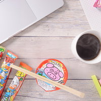 仕事の合間の休憩タイムにブタメンとコーヒーの写真