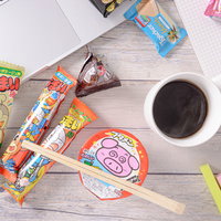 休憩中の机の上に散らばったお菓子とコーヒーの写真