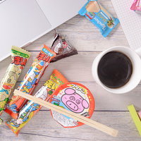 デスクでのブレークタイムに並ぶブタメンとうまい棒とコーヒーの写真