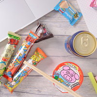 仕事の合間にデスク上に散らばったつまみと缶ビールの写真